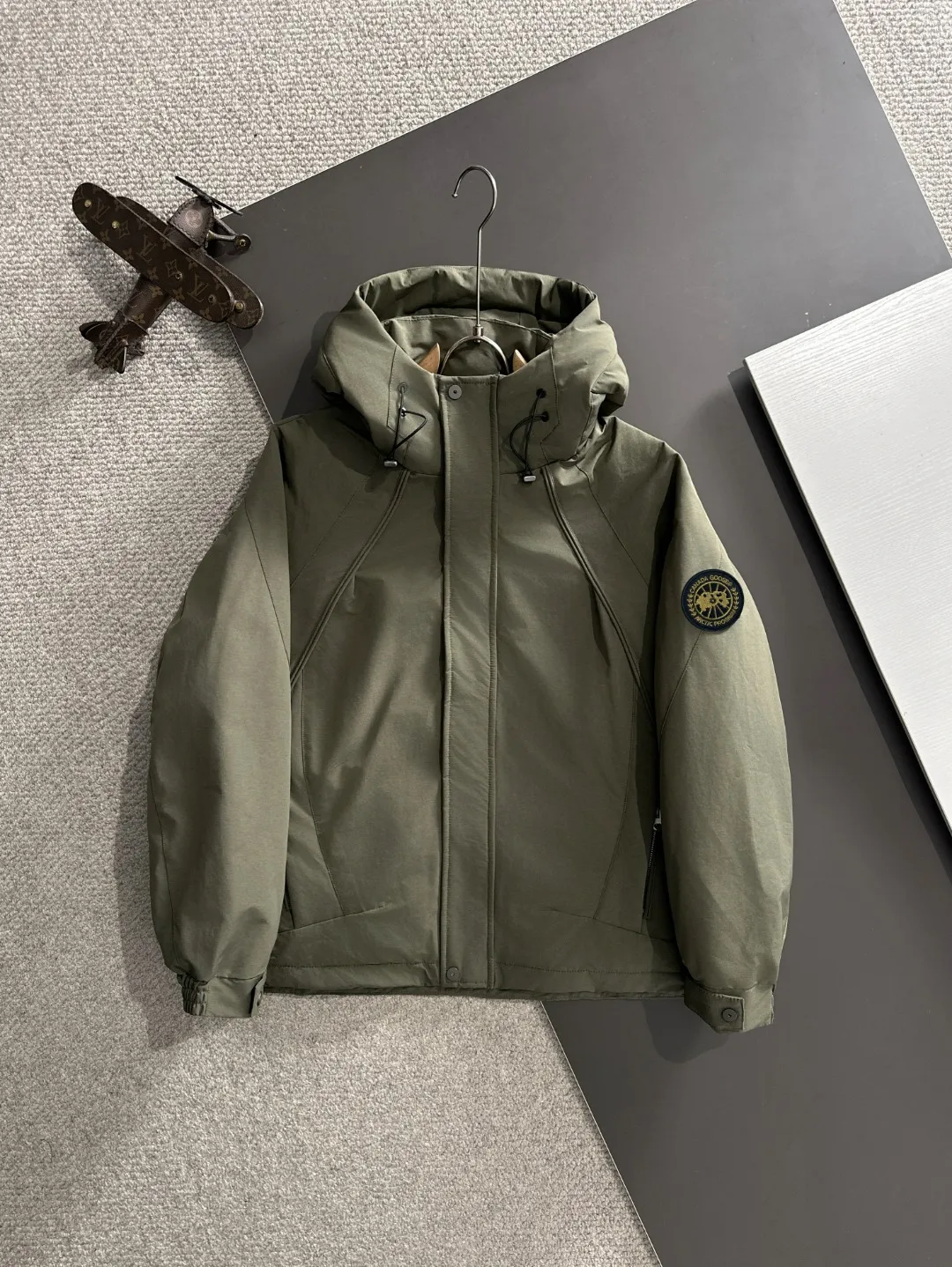 Two-day delivery time P960 Big Goose 🔥🔥 High-end customization 2025 winter official website's latest popular down jacket. Original custom-made hardware accessories for customers, all imported and original customization. Welcome to compare at the counter. Absolutely high quality. Use top-grade 90 white goose down. Super soft. Filled with fluffy and full feathers. Super heavy work. Fabric workmanship is excellent. The version is super perfect. Note⚠The fabric is super comfortable. Exclusive model. High-end quality. A must-have warm and protective artifact in winter. Size: M-3XL